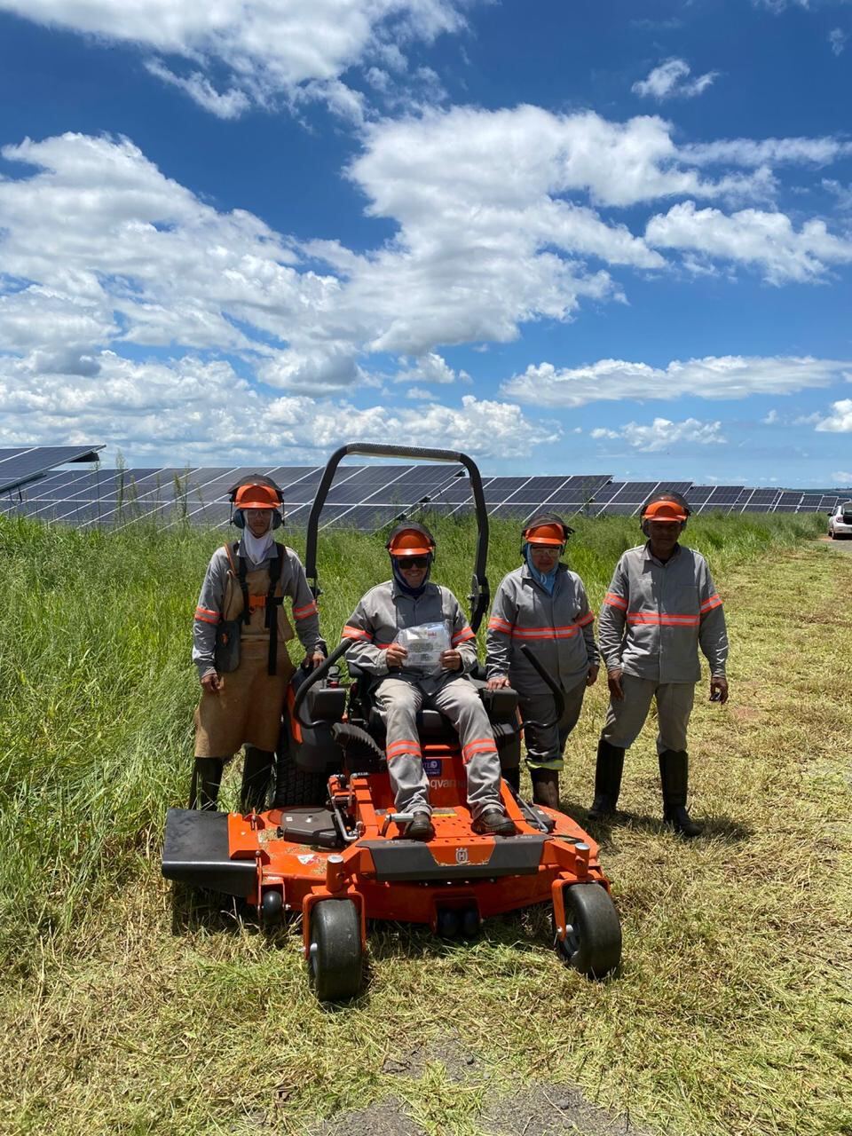 Equipe Husqvarna em fazenda solar