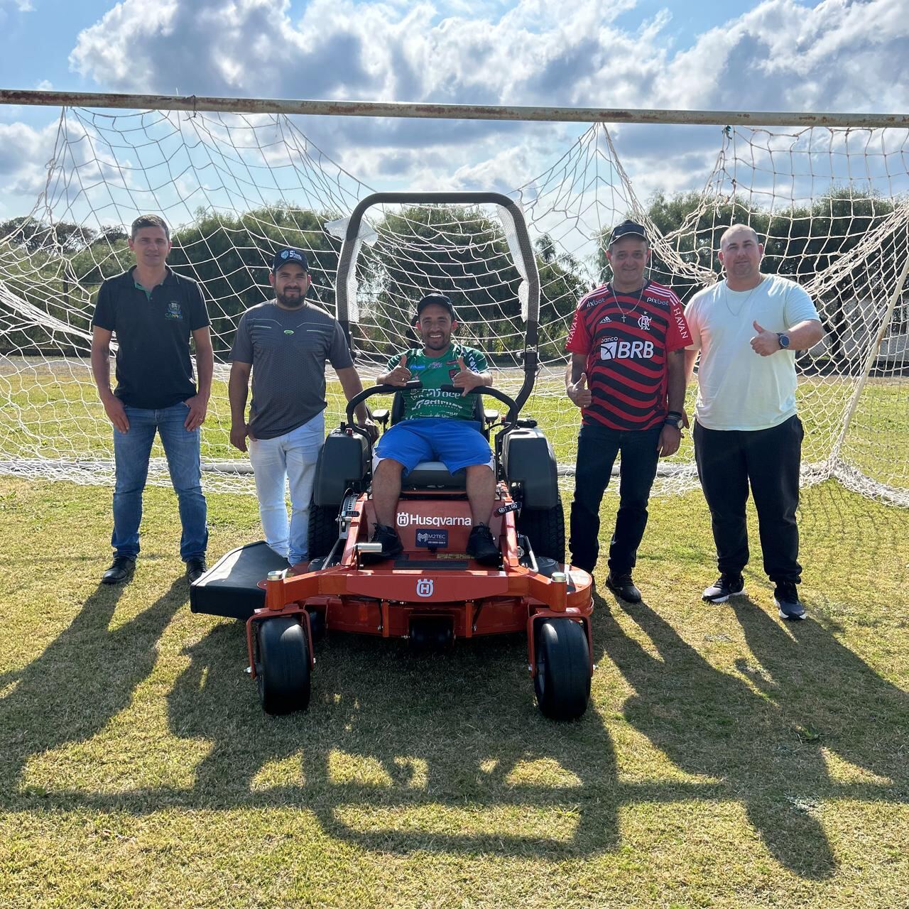 Cliente em campo de futebol com Husqvarna