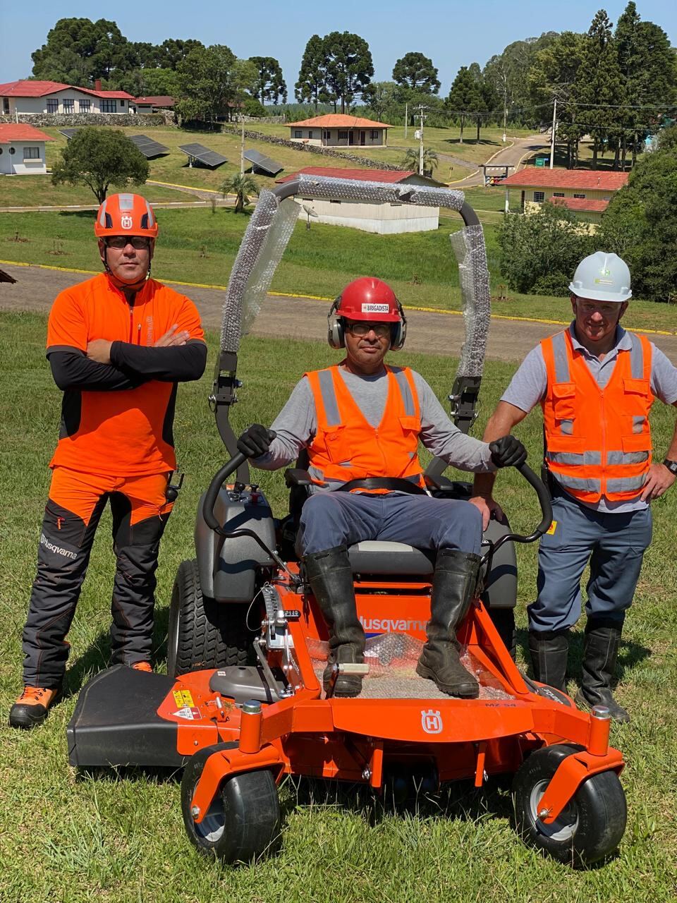 Equipe de brigadistas com Husqvarna
