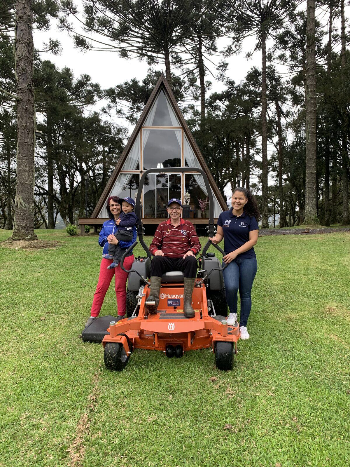 Husqvarna trabalhando em área verde