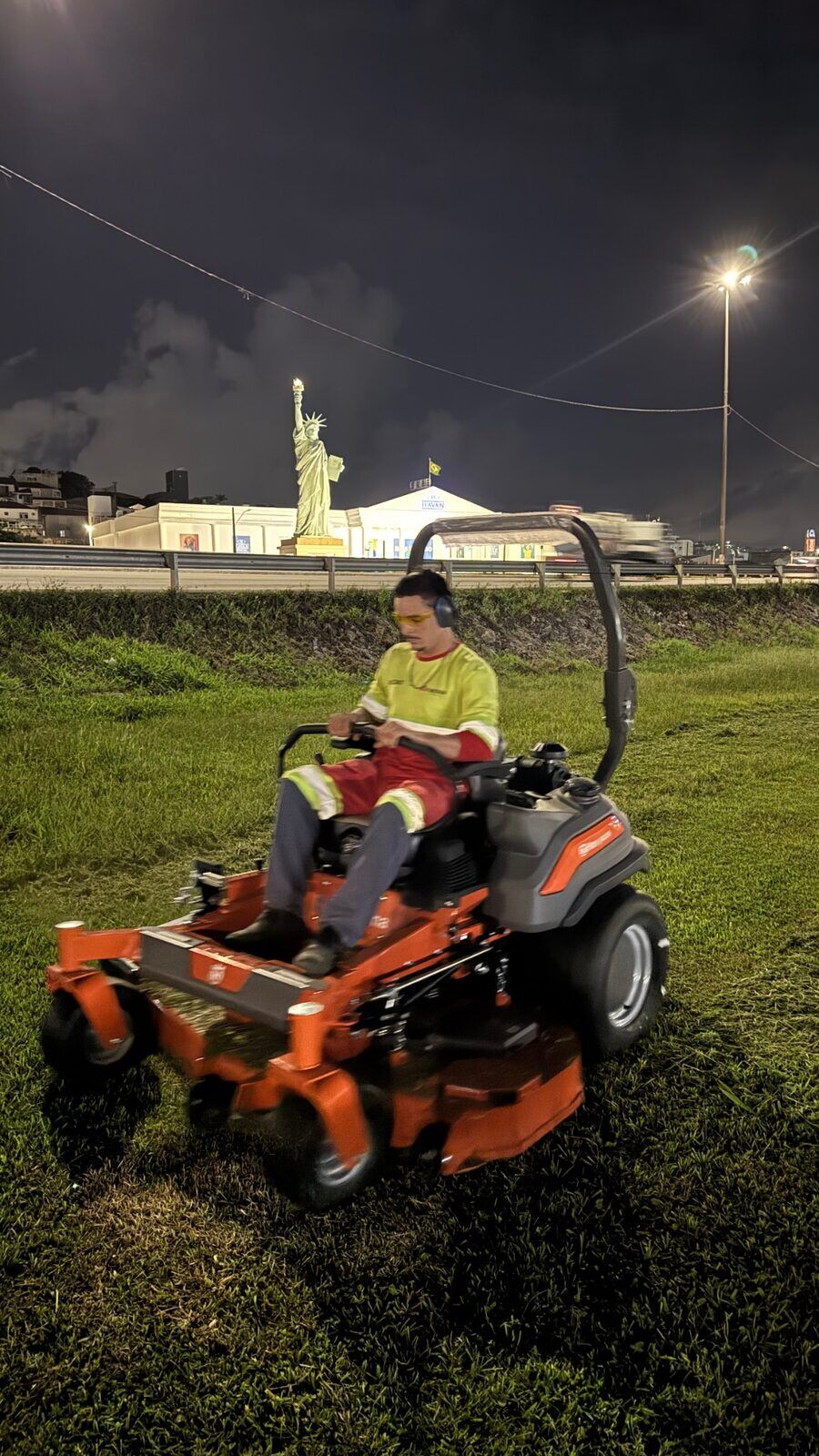 Husqvarna em uso noturno